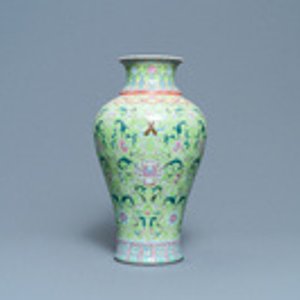A Chinese famille rose lime-green-ground vase, Qianlong mark, 19/20th C. — 照片 2