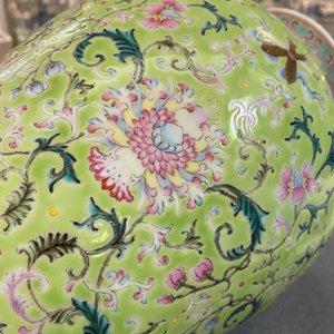 A Chinese famille rose lime-green-ground vase, Qianlong mark, 19/20th C. — 照片 23