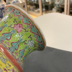 A Chinese famille rose lime-green-ground vase, Qianlong mark, 19/20th C. — 照片 27