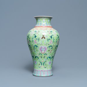 A Chinese famille rose lime-green-ground vase, Qianlong mark, 19/20th C. — 照片 3
