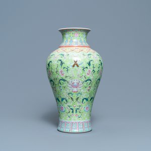 A Chinese famille rose lime-green-ground vase, Qianlong mark, 19/20th C. — 照片 4
