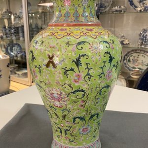 A Chinese famille rose lime-green-ground vase, Qianlong mark, 19/20th C. — 照片 7