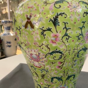 A Chinese famille rose lime-green-ground vase, Qianlong mark, 19/20th C. — 照片 9