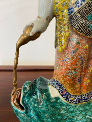 A Chinese famille rose 'Liu Hai on the toad' sculpture, signed Huang Yuanxiang 黃源項, 19th C. — 照片 6