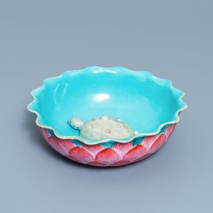 A Chinese famille rose 'lotus' bowl with turtle-shaped flower holder, Qianlong/Jiaqing — 照片 1