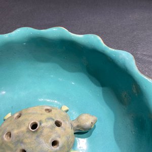 A Chinese famille rose 'lotus' bowl with turtle-shaped flower holder, Qianlong/Jiaqing — 照片 12