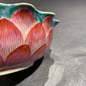 A Chinese famille rose 'lotus' bowl with turtle-shaped flower holder, Qianlong/Jiaqing — 照片 14