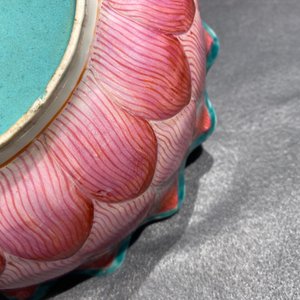 A Chinese famille rose 'lotus' bowl with turtle-shaped flower holder, Qianlong/Jiaqing — 照片 17