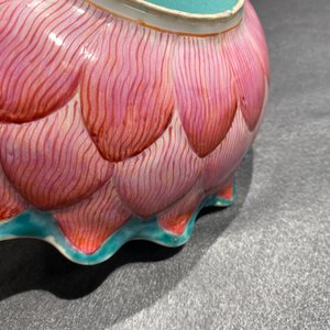 A Chinese famille rose 'lotus' bowl with turtle-shaped flower holder, Qianlong/Jiaqing — 照片 18