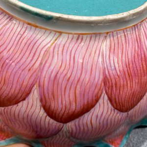 A Chinese famille rose 'lotus' bowl with turtle-shaped flower holder, Qianlong/Jiaqing — 照片 21
