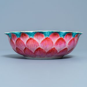 A Chinese famille rose 'lotus' bowl with turtle-shaped flower holder, Qianlong/Jiaqing — 照片 5
