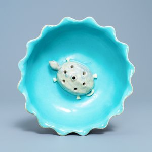 A Chinese famille rose 'lotus' bowl with turtle-shaped flower holder, Qianlong/Jiaqing — 照片 6