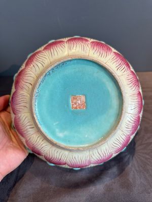 A Chinese famille rose 'lotus' bowl with turtle-shaped flower holder, Qianlong mark and of the period — photo 14