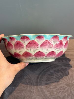 A Chinese famille rose 'lotus' bowl with turtle-shaped flower holder, Qianlong mark and of the period — photo 2