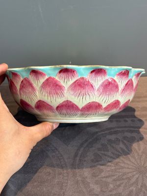 A Chinese famille rose 'lotus' bowl with turtle-shaped flower holder, Qianlong mark and of the period — photo 3