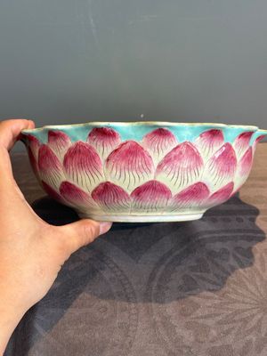 A Chinese famille rose 'lotus' bowl with turtle-shaped flower holder, Qianlong mark and of the period — photo 4
