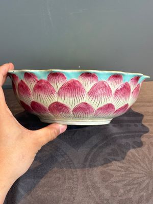 A Chinese famille rose 'lotus' bowl with turtle-shaped flower holder, Qianlong mark and of the period — photo 5