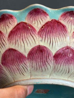 A Chinese famille rose 'lotus' bowl with turtle-shaped flower holder, Qianlong mark and of the period — photo 8