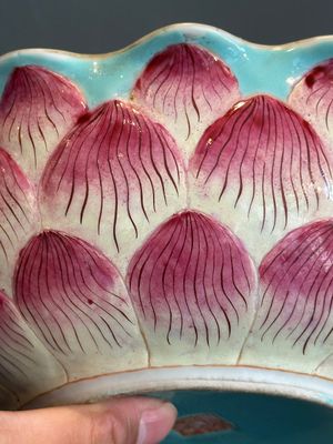 A Chinese famille rose 'lotus' bowl with turtle-shaped flower holder, Qianlong mark and of the period — photo 9