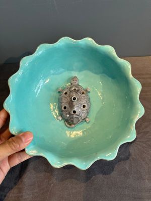 A Chinese famille rose 'lotus' bowl with turtle-shaped flower holder, Qianlong mark and of the period — photo 10