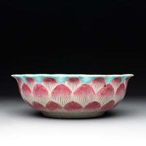 A Chinese famille rose 'lotus' bowl with turtle-shaped flower holder, Qianlong mark and of the period — photo 1