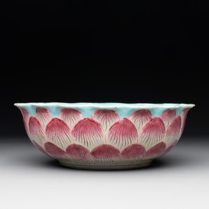 A Chinese famille rose 'lotus' bowl with turtle-shaped flower holder, Qianlong mark and of the period — photo 2