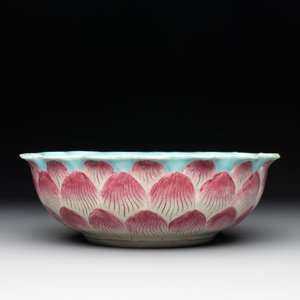 A Chinese famille rose 'lotus' bowl with turtle-shaped flower holder, Qianlong mark and of the period — photo 3