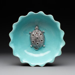 A Chinese famille rose 'lotus' bowl with turtle-shaped flower holder, Qianlong mark and of the period — photo 4