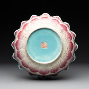A Chinese famille rose 'lotus' bowl with turtle-shaped flower holder, Qianlong mark and of the period — photo 5