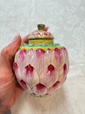 A Chinese famille rose 'Lotus Bud' tea caddy and cover, Qianlong mark, 19th C. — photo 1