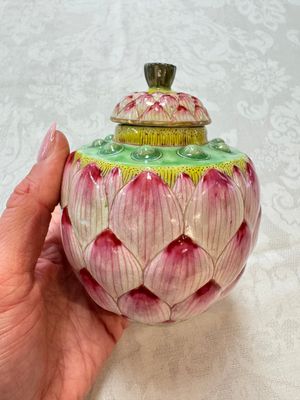 A Chinese famille rose 'Lotus Bud' tea caddy and cover, Qianlong mark, 19th C. — photo 2