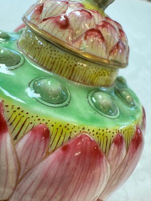 A Chinese famille rose 'Lotus Bud' tea caddy and cover, Qianlong mark, 19th C. — photo 6