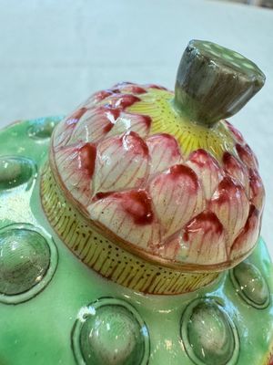 A Chinese famille rose 'Lotus Bud' tea caddy and cover, Qianlong mark, 19th C. — photo 7
