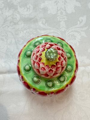 A Chinese famille rose 'Lotus Bud' tea caddy and cover, Qianlong mark, 19th C. — photo 8