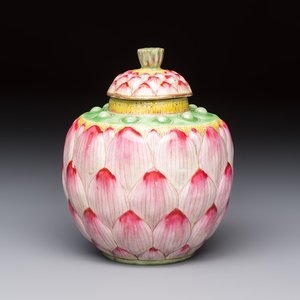 A Chinese famille rose 'Lotus Bud' tea caddy and cover, Qianlong mark, 19th C. — photo 1