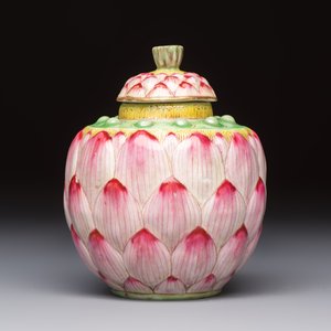 A Chinese famille rose 'Lotus Bud' tea caddy and cover, Qianlong mark, 19th C. — photo 2