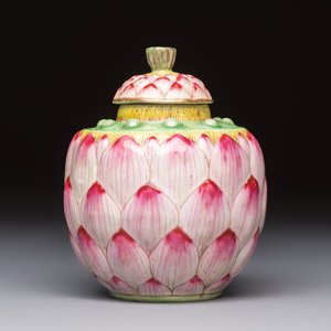 A Chinese famille rose 'Lotus Bud' tea caddy and cover, Qianlong mark, 19th C. — photo 3
