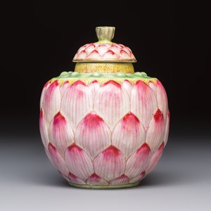 A Chinese famille rose 'Lotus Bud' tea caddy and cover, Qianlong mark, 19th C. — photo 5