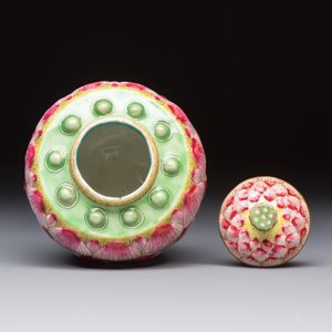 A Chinese famille rose 'Lotus Bud' tea caddy and cover, Qianlong mark, 19th C. — photo 6