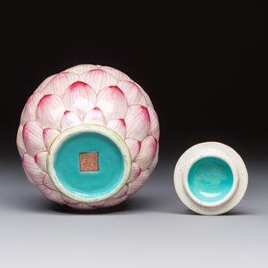 A Chinese famille rose 'Lotus Bud' tea caddy and cover, Qianlong mark, 19th C. — photo 7