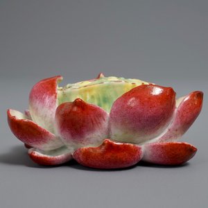 A Chinese famille rose lotus flower-shaped incense holder, 20th C. — 照片 2