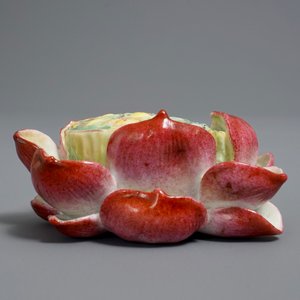 A Chinese famille rose lotus flower-shaped incense holder, 20th C. — 照片 4