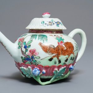 A Chinese famille rose lotus-moulded teapot and cover, Yongzheng — 照片 1