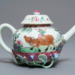 A Chinese famille rose lotus-moulded teapot and cover, Yongzheng — 照片 4