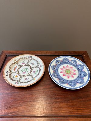 A Chinese famille rose 'lotus' plate for the Southeast Asian market and a 'butterfly and flower' plate, Yongzheng/Qianlong — photo 1