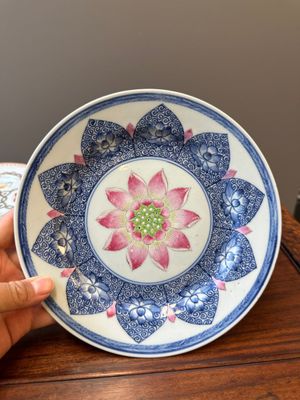 A Chinese famille rose 'lotus' plate for the Southeast Asian market and a 'butterfly and flower' plate, Yongzheng/Qianlong — photo 8