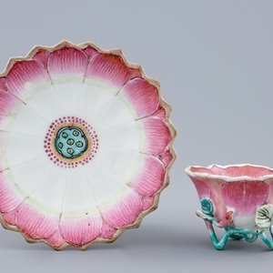 A Chinese famille rose lotus-shaped cup and saucer, Yongzheng, 1723-1735 — 照片 1