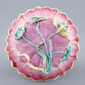 A Chinese famille rose lotus-shaped cup and saucer, Yongzheng, 1723-1735 — 照片 3