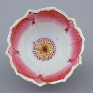A Chinese famille rose lotus-shaped cup and saucer, Yongzheng, 1723-1735 — 照片 4