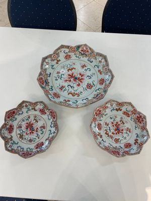 A Chinese famille rose lotus-shaped dish and two plates, Qianlong — foto 1